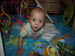 Brzy mi bude šest měsíců korig. věku, otáčím se na bříško a zpět a cestuju tam, kam potřebuju. Baštím všechno, co mi maminka nachystá, spinkám celou noc. Prostě jsem bezva miminko :o)))
